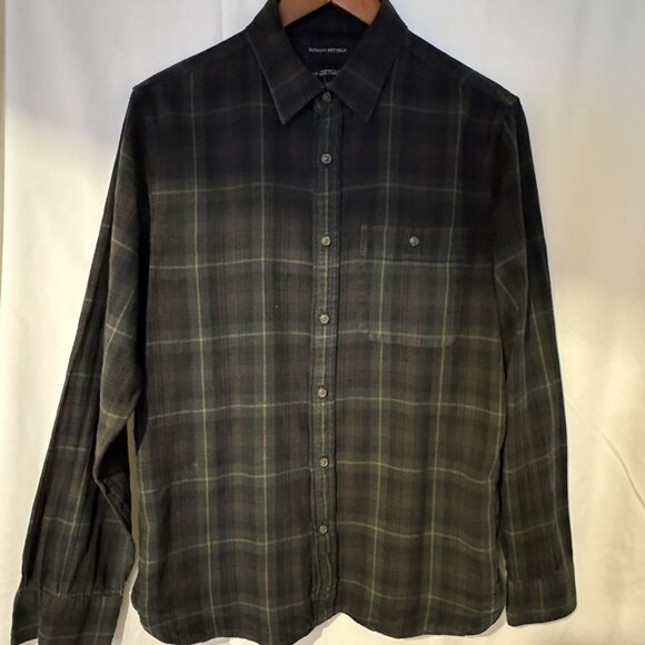 Banana Republic Slim-Fit Flannel Shirt – Men’s Medium (Like New) - Picture 4 of 5
